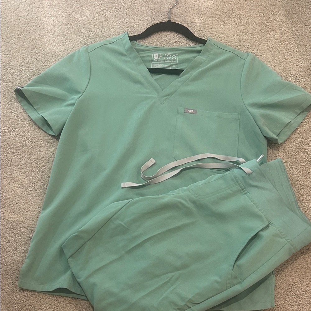 FIGS Women's Mint Green Scrub Set Medium